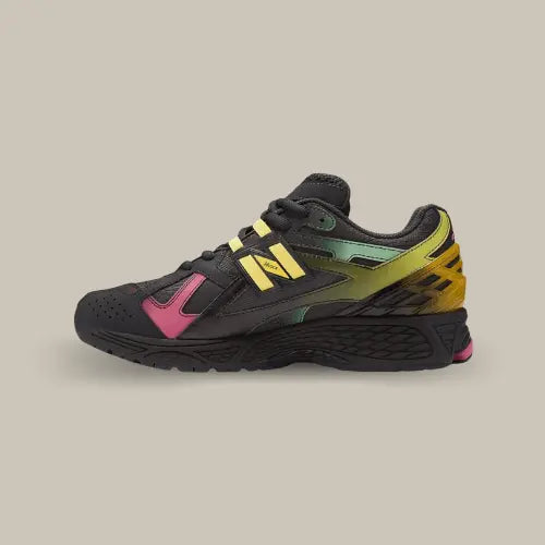 La New Balance 1906U Bricks&Woods Echoes of a Butterfly avec une base en mesh noir et des empiècements avec un dégradé de couleur allant du vert au jaune en passant par le rouge.