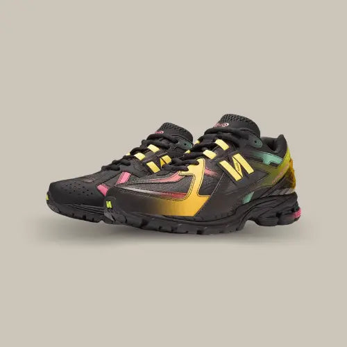 La New Balance 1906U Bricks & Woods "Echoes of a Butterfly" marque une collaboration artistique entre la marque et le collectif Bricks & Woods. Cette silhouette unique de la 1906 se distingue par ses dégradés de couleurs vibrantes, inspirés des ailes de papillon, et offre un mélange parfait de style et de confort. Dotée de la technologie N-ergy et d'une semelle intermédiaire ultra-confortable, cette paire reflète à la fois l'héritage de New Balance et la créativité moderne de Bricks & Woods.
