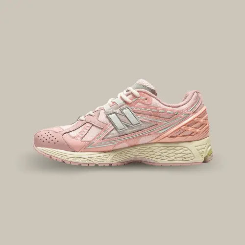 La New Balance 1906U Lunar New Year Pink vue de côté avec sa base en mesh rose et ses empiècements en cuir, TPU et nylon de couleur rose et argent.