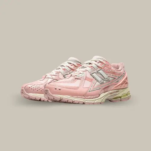 La New Balance 1906U Lunar New Year Pink possède une base en mesh rose clair avec des empiècements en cuir, TPU et nylon de couleur rose et argent. Tout cet ensemble repose sur la célèbre semelle équipée des technologies ABZORB et N-Ergy pour vous apporter un confort optimal.