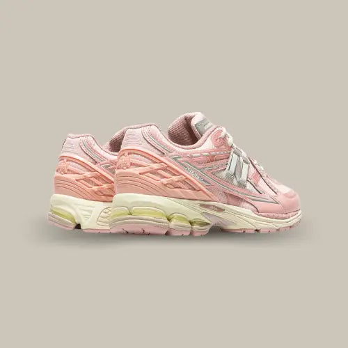 La New Balance 1906U Lunar New Year Pink possède une base en mesh rose clair avec des empiècements en cuir, TPU et nylon de couleur rose et argent. Tout cet ensemble repose sur la célèbre semelle équipée des technologies ABZORB et N-Ergy pour vous apporter un confort optimal.