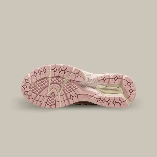 La semelle avec les technologies ABZORB et N-Ergy de couleur beige de la New Balance 1906U Lunar New Year Pink.