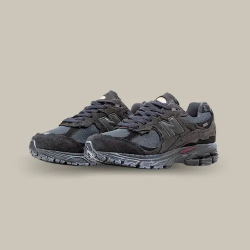 Inspirée de l’esthétique utilitaire et du design technique, la New Balance 2002R Protection Pack Phantom réinvente l’une des silhouettes les plus iconiques de la marque avec une finition brute et résolument contemporaine. Cette édition se distingue par sa construction déstructurée, mêlant mesh respirant et suède vieilli noir charbon, pour un rendu à la fois robuste et raffiné. Dotée de la technologie ABZORB et N-ergy intégrée dans la semelle intermédiaire.