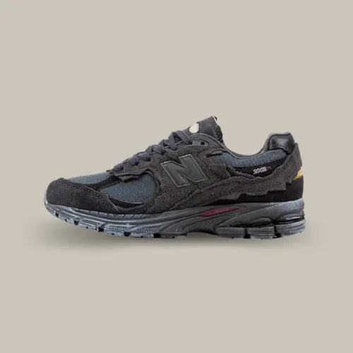 Inspirée de l’esthétique utilitaire et du design technique, la New Balance 2002R Protection Pack Phantom réinvente l’une des silhouettes les plus iconiques de la marque avec une finition brute et résolument contemporaine. Cette édition se distingue par sa construction déstructurée, mêlant mesh respirant et suède vieilli noir charbon, pour un rendu à la fois robuste et raffiné. Dotée de la technologie ABZORB et N-ergy intégrée dans la semelle intermédiaire.