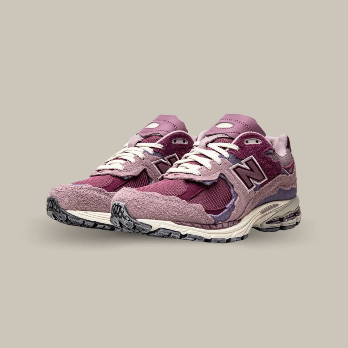 La New Balance 2002R Protection Pack Pink présente une base qui associe mesh, cuir lisse et suède. Cette nouvelle version présente un design penchant vers des coloris rose.