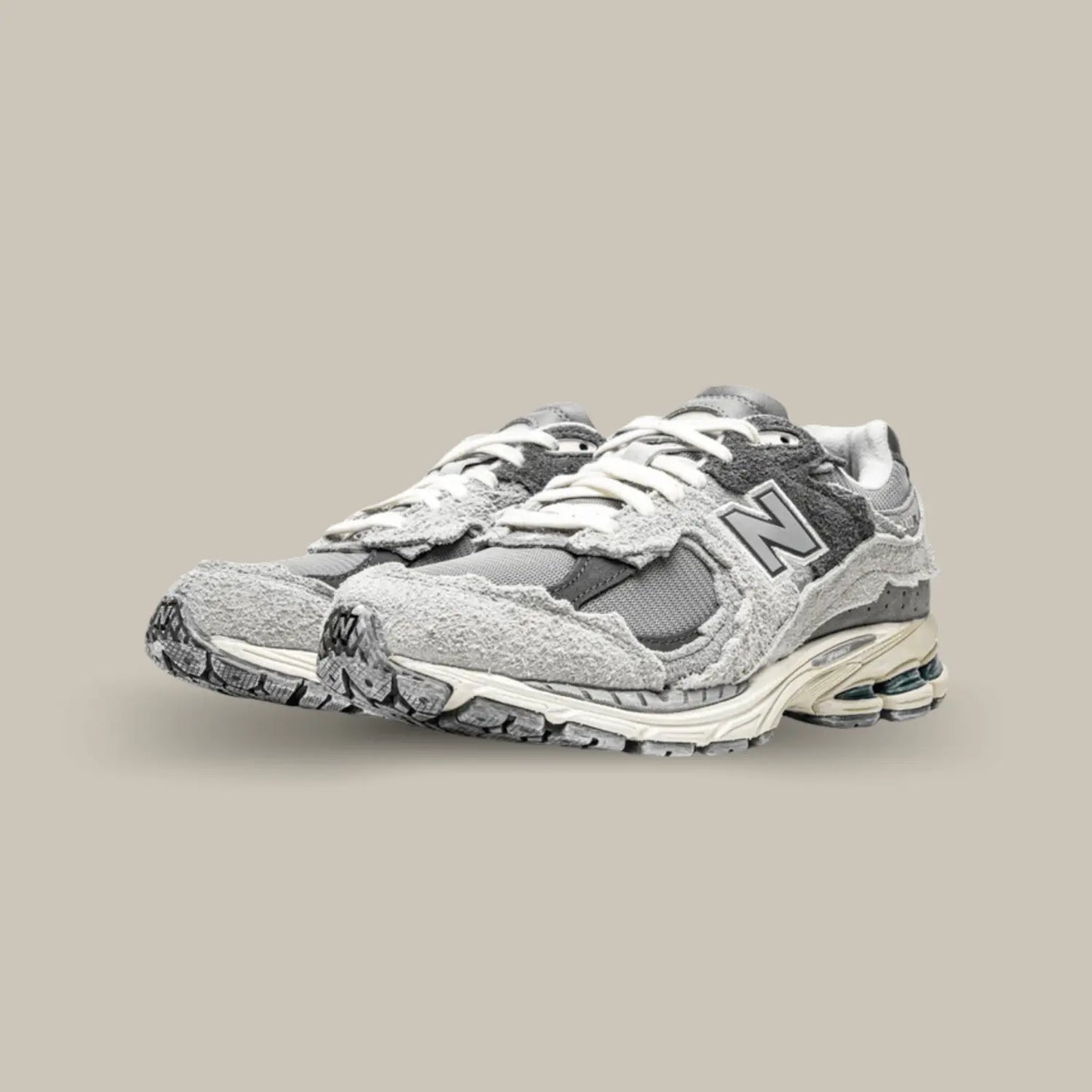 La New Balance 2002R Protection Pack Rain Cloud se distingue par son design audacieux et son utilisation de matériaux haut de gamme. La palette de couleurs Rain Cloud, composée de nuances de gris, de noir et de touches subtiles de bleu, évoque le calme d'une journée pluvieuse tout en ajoutant une touche de mystère à votre tenue. Au-delà de son esthétique.
