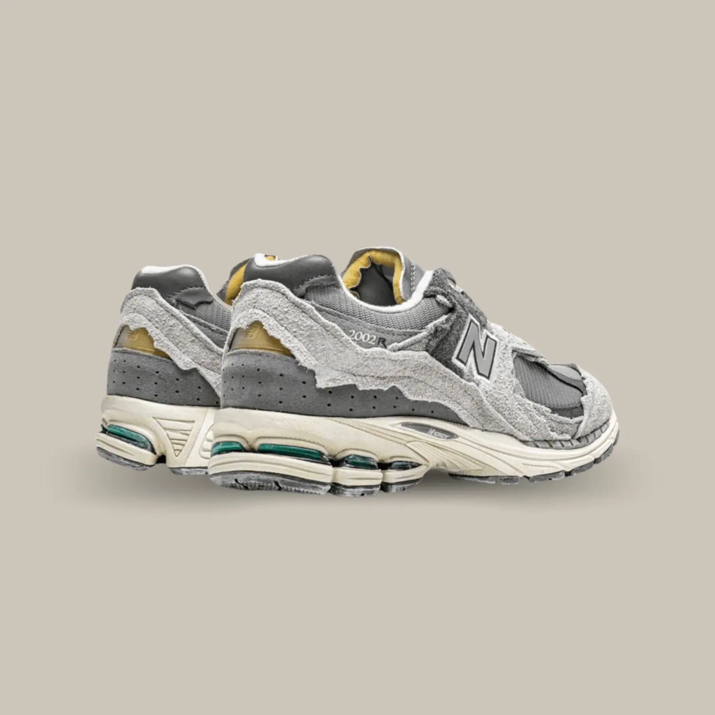 La New Balance 2002R Protection Pack Rain Cloud de dos se distingue par son design audacieux et son utilisation de matériaux haut de gamme. La palette de couleurs Rain Cloud, composée de nuances de gris, de noir et de touches subtiles de bleu, évoque le calme d'une journée pluvieuse tout en ajoutant une touche de mystère à votre tenue. Au-delà de son esthétique