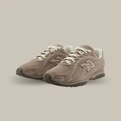 New Balance 204L Mushroom Arid Stone en vue 3/4 – baskets en daim beige avec semelle foncée, disponibles sur Offsneakz.