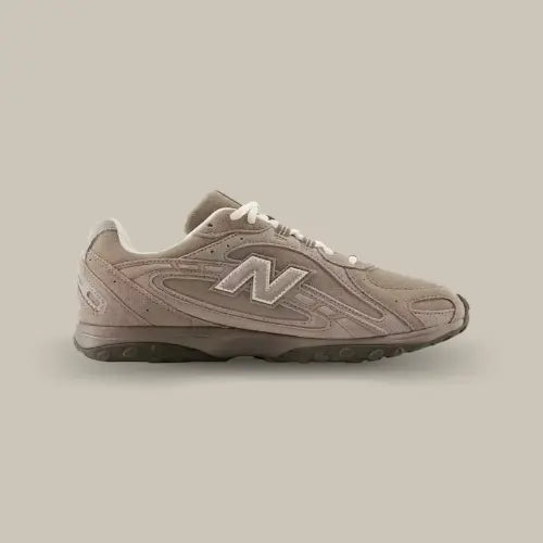 Profil intérieur de la New Balance 204L Mushroom Arid Stone – sneakers en daim beige taupe avec semelle texturée, à découvrir sur Offsneakz.