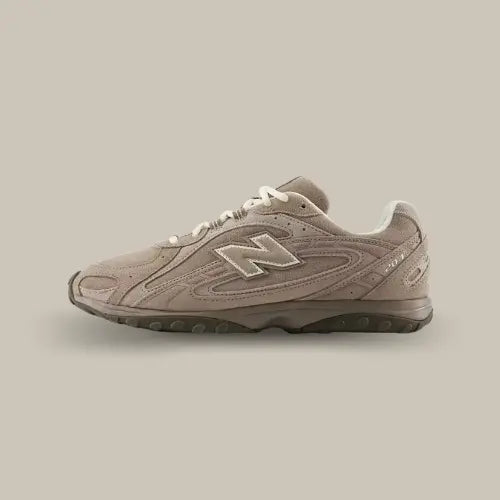 New Balance 204L Mushroom Arid Stone vue latérale – sneaker en daim beige avec semelle foncée, disponible sur Offsneakz
