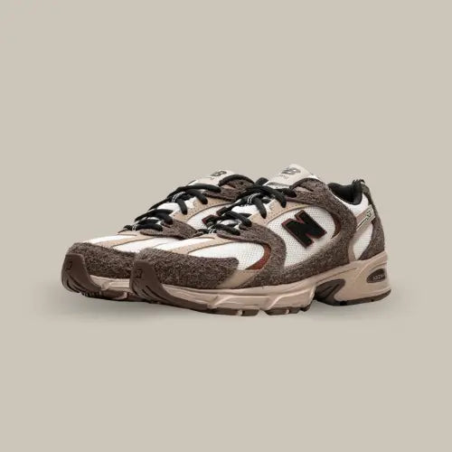 Plongez dans l’univers du style rétro-running avec la New Balance 530 Brown Tan, une sneaker qui allie confort et design vintage. Ce modèle iconique se pare d’un mélange de mesh respirant et de suède texturé brun, offrant une esthétique unique et raffinée. La semelle intermédiaire équipée de la technologie ABZORB garantit un amorti optimal, absorbant efficacement les chocs pour un confort durable. Les touches de beige et de marron ajoutent une dimension naturelle et élégante.