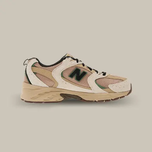 La New Balance 530 Linen Encensvue de cté avec sa base marron et ses empiècements biege. On retrouve le logo "N" noir et le système ABZORB dans une semelle ton sur ton.