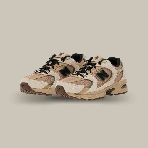 La New Balance 530 Linen Encens réinvente le style rétro-running avec une palette naturelle mêlant beige, marron et touches de vert pour un look à la fois tendance et intemporel. Conçue avec une combinaison de mesh respirant et de superpositions en suède texturé, cette sneaker assure une esthétique raffinée et une durabilité optimale. Son amorti ABZORB garantit un confort exceptionnel à chaque pas, parfait pour un usage quotidien.