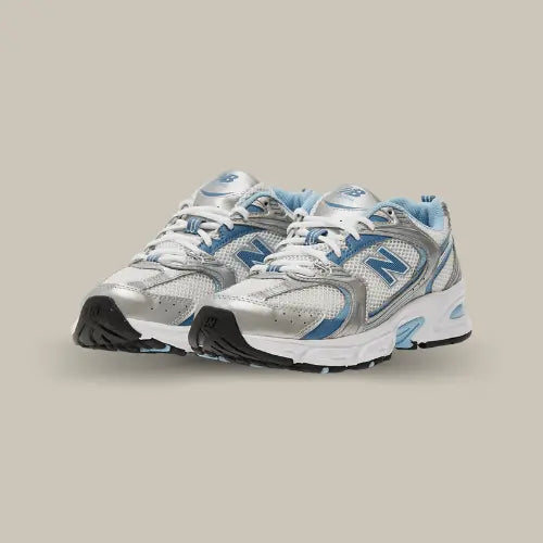 La New Balance 530 Metallic Blue revisite l'héritage running avec une touche moderne et dynamique. Son design associe une base en mesh respirant, des empiècements métallisés argentés et des accents bleus pour un look à la fois rétro et tendance. Dotée de la technologie ABZORB, elle assure un amorti optimal et un confort exceptionnel au quotidien. Sa semelle intermédiaire ergonomique garantit un maintien parfait, idéal pour une utilisation prolongée.