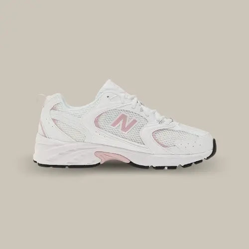 La New Balance 530 White Twilight Haze vue de côté avec sa base blanche et ses empiècements rose comme le logo "N".