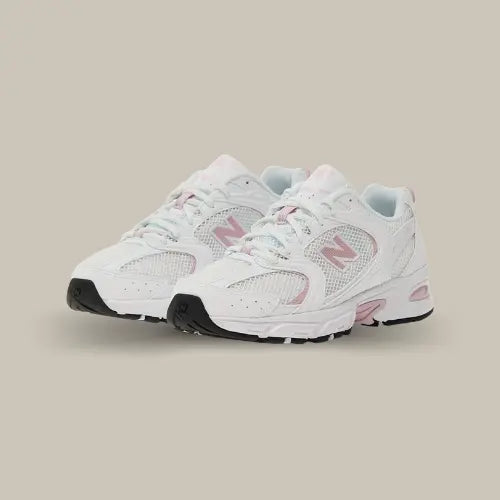 La New Balance 530 White Twilight Haze incarne parfaitement l’esprit rétro-running des années 2000 de chez New Balance avec une touche moderne et féminine. Sa combinaison de mesh blanc ultra-respirant, de superpositions synthétiques et de détails pastel rose poudré en fait une sneaker aussi confortable que stylée. Dotée de la technologie ABZORB, cette 530 assure un amorti optimal pour un usage quotidien. Son look léger et printanier s’adapte à tous les styles, du casual au sporty chic.
