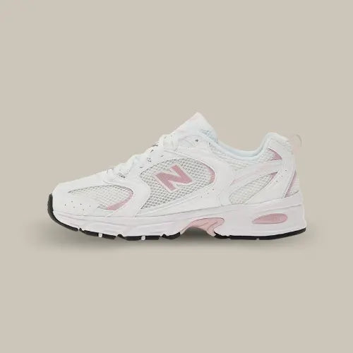 La New Balance 530 White Twilight Haze vue de côté avec sa base blanche et ses empiècements rose comme le logo "N" et "ABZORB".