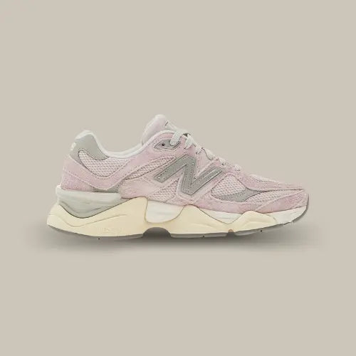 La New Balance 9060 December Sky vue de cotés avec sa base grise accordé au "N" et ses empiècements de couleur rose.
