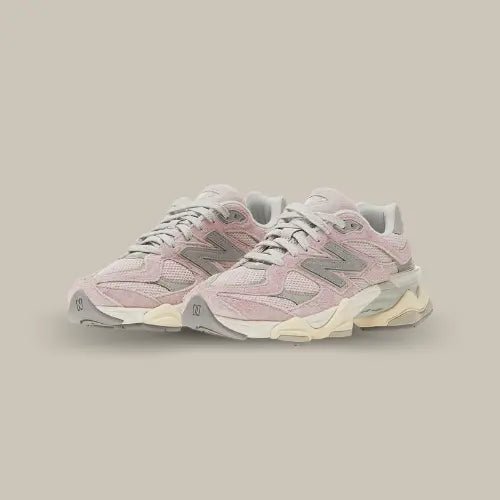 La New Balance 9060 December Sky est un véritable nuage de style pour vos pieds ! Avec sa palette de tons roses poudrés et gris perle, cette sneaker incarne l’élégance et la douceur. La silhouette robuste de la 9060 se pare d’une empeigne en suède texturé et en mesh respirant, offrant un confort optimal à chaque pas. La technologie ABZORB sous la semelle vous garantit un amorti exceptionnel pour des journées bien remplies.