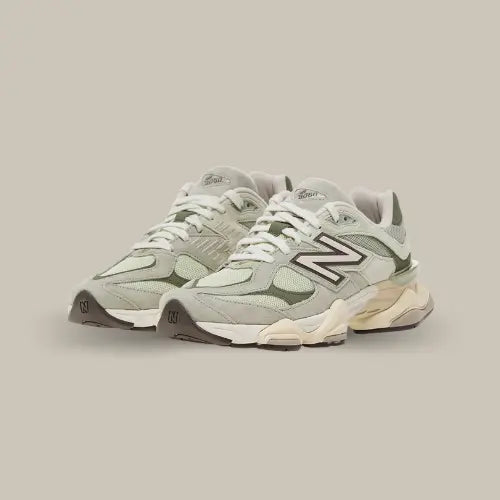 La New Balance 9060 Olivine débarque avec un style à la fois raffiné et audacieux ! Son coloris vert olive subtilement texturé vous garantit un look naturel et sophistiqué. Cette paire fusionne à la perfection l’héritage sportif de New Balance avec une touche résolument contemporaine. Grâce à sa semelle épaisse et son amorti ABZORB, elle offre un confort inégalé pour affronter la jungle urbaine. Les détails en daim et mesh apportent une texture contrastée et un style rétro assumé.