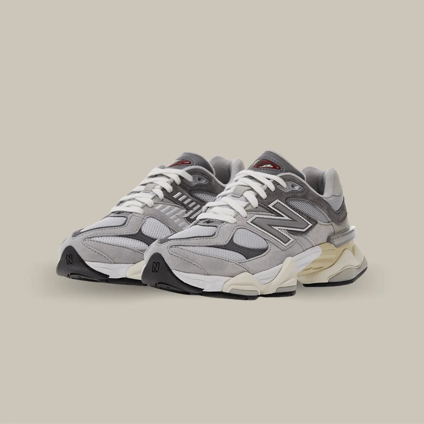 La New Balance 9060 Rain Cloud possède une tige en mesh maillé avec des superpositions en daim gris clais. La semelle blanche et beige offre une silhouette futuriste à la nouvelle star de chez New Balance. 