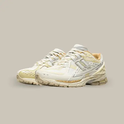 La New Balance 1906U Lunar New Year Cream possède une base en mesh blanc avec des ampiècements en cuir, TPU et nylon de couleur beige. Tout cet ensemble repose sur la célèbre semelle équipée des technologies ABZORB et N-Ergy pour vous apporter un confort optimal.
