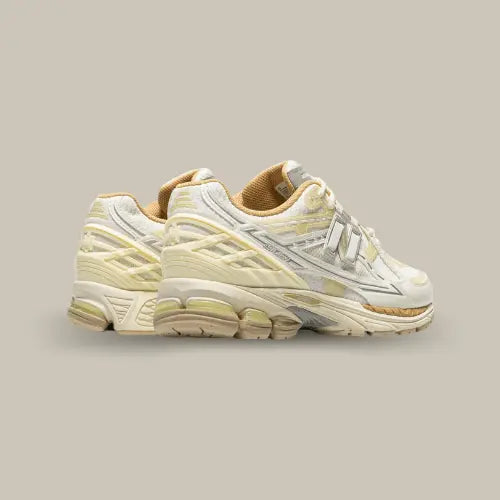 La New Balance 1906U Lunar New Year Cream possède une base en mesh blanc avec des ampiècements en cuir, TPU et nylon de couleur beige. Tout cet ensemble repose sur la célèbre semelle équipée des technologies ABZORB et N-Ergy pour vous apporter un confort optimal.