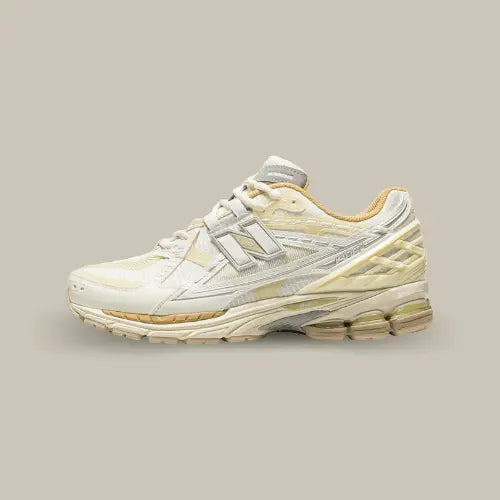 La New Balance 1906U Lunar New Year Cream vue de côté avec sa base en mesh blanc et ses empiècements en cuir, TPU et nylon de couleur beige.