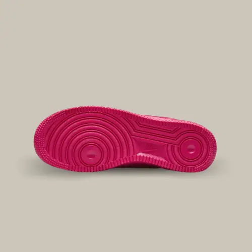 La semelle de la Nike Air Force 1 Low '07 Fireberry de couleur fuschia.