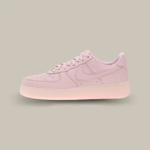 Sneaker Nike Air Force 1 Low Drake NOCTA Certified Lover Boy Pink Foam en cuir rose pastel – édition exclusive. Dispnible sur Offsneak.