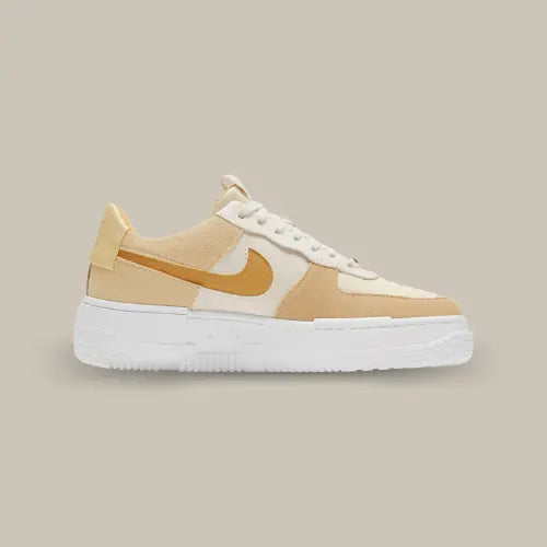 La Nike Air Force 1 Low Pixel Sail Coconut Milk vue de côté avec sa base en cuir et suède allant du blanc cassé au beige.