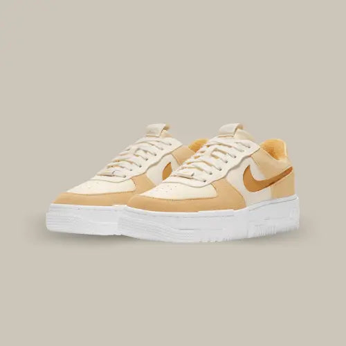 La Nike Air Force 1 Low Pixel Sail Coconut Milk possède une base en cuir et suède dans un coloris allant du blanc cassé au beige foncé. On retrouve quelques originalités comme le swoosh qui donne l'impression d'être découpé dans le cuir, la semelle déstructurée et des logos dans un style 3D.