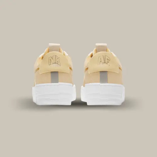 L'arrière de la Nike Air Force 1 Low Pixel Sail Coconut Milk avec ses logos en style 3D.