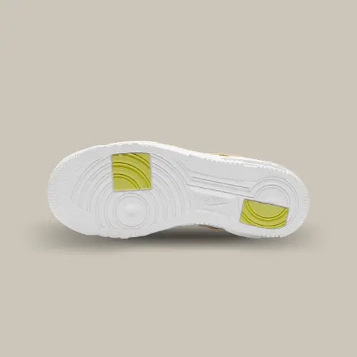 La semelle de la Nike Air Force 1 Low Pixel Sail Coconut Milk de couleur blanche avec des carrés jaunes.