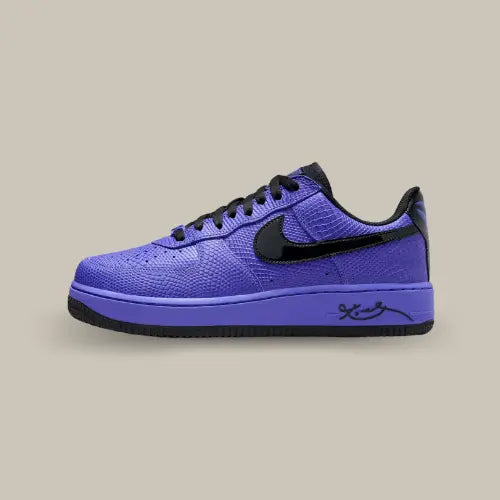 Nike Air Force 1 Low Protro Kobe Bryant x FC Barcelona Persian Violet – édition spéciale Kobe avec signature et détails inspirés du FC Barcelone. Disponible sur Offsneakz.