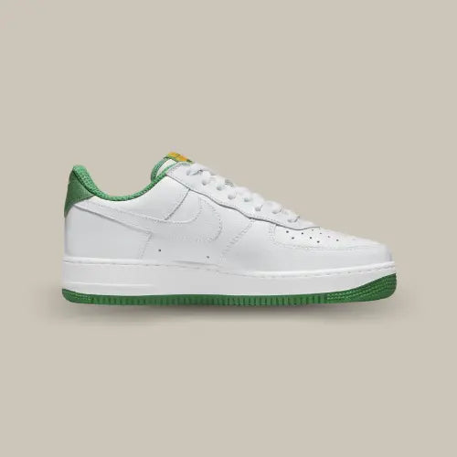 La Nike Air Force 1 Low Retro West Indies (2022) vue de côté avec son cuir blanc premium et ses détails verts.