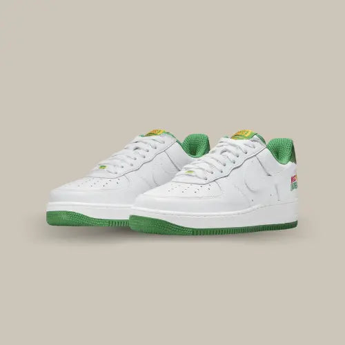 La Nike Air Force 1 Low Retro West Indies (2022) possède une base en cuir blanc premium avec des détails verts que l'on retrouve au niveau de la doublure intérieure, de la semelle extérieure et du heel tab. Les inscriptions "West Indies" brodées au niveau du talon viennent rappeler le célèbre carnaval.
