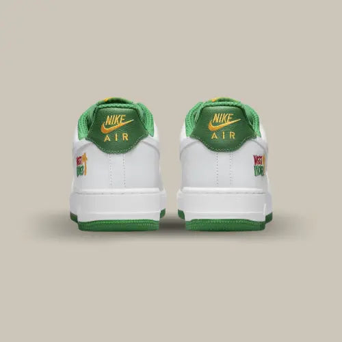 l'arrière de la Nike Air Force 1 Low Retro West Indies (2022) avec sa base en cuir balnc et son heel tab vert avec les inscriptions Nike Air en jaune.