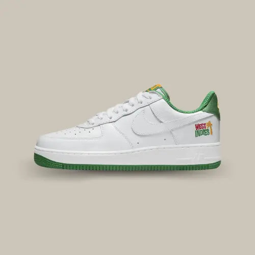 La Nike Air Force 1 Low Retro West Indies (2022) vue de côté avec son cuir blanc premium, ses détails verts et l'inscription brodé au talon "West Indies".