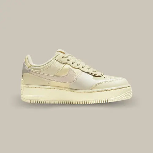 La Nike Air Force 1 Low Shadow Coconut Milk vue de côté avec sa base destructurée de couleur crème.