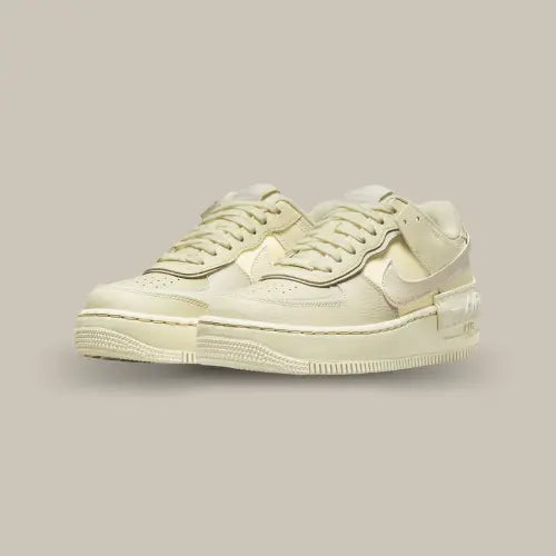 La Nike Air Force 1 Low Shadow Coconut Milk possède une multitude d'empiècements doublés comme le swoosh, les œillets ou le renfort du talon. Ce modèle a une base de couleur crème avec plusieurs nuances de tons pastel dans une combinaison de cuir lisse, de cuir grainé et de TPU.