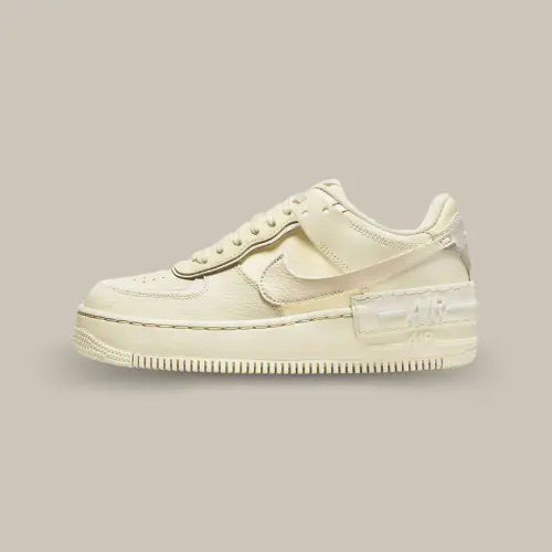 La Nike Air Force 1 Low Shadow Coconut Milk vue de côté avec sa base destructurée de couleur crème.
