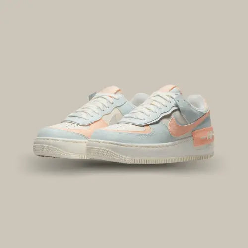 La Nike Air Force 1 Shadow Sail Barely Green est une réinterprétation audacieuse et stylée de l'emblématique modèle Air Force 1 de chez Nike. Avec sa palette de couleurs délicatement équilibrée entre rose clair et vert d'eau, cette sneaker se distingue par son look frais et moderne. La Shadow ajoute une touche de complexité avec ses doubles couches, ses empiècements décalés et son logo Swoosh doublé, créant un effet de profondeur qui capte instantanément l’attention.