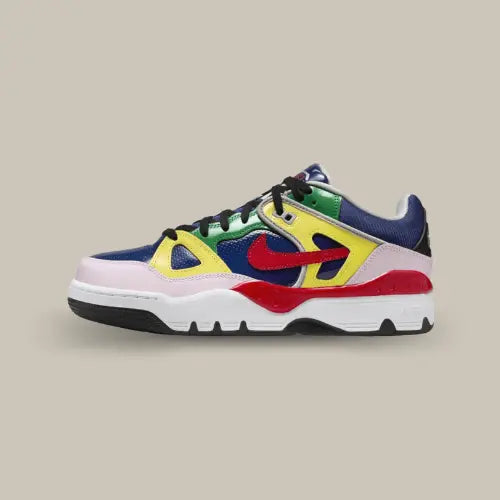 La Nike Air Force 3 Low SP Nigo Blue Void avec sa base en cuir bleu nuit avec des empiècements jaune, vert et rouge notamment sur le swoosh.