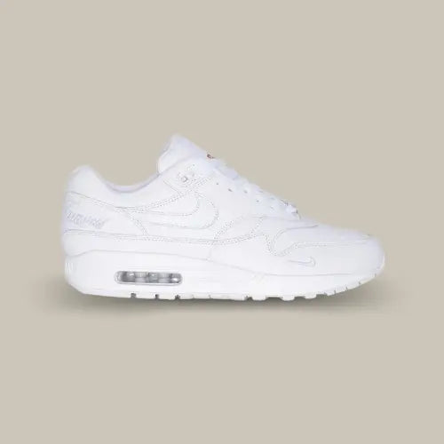 La Nike Air Max 1 '87 SP Supreme Triple White vue de côté avec un coloris monochrome blanc.