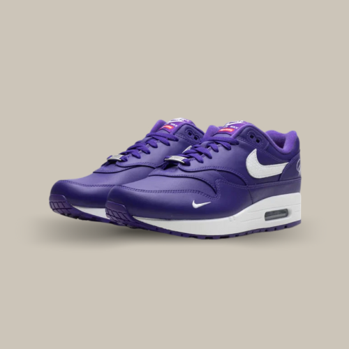 La légendaire Air Max 1 revient dans une version audacieuse signée Supreme, habillée d’un violet intense et vibrant avec la Nike Air Max 1 '87 SP Supreme Varsity Purple. Ce modèle premium se distingue par une construction en cuir lisse, un Swoosh blanc éclatant, et les inscriptions “World Famous” brodées au talon, signature incontournable de Supreme. Dotée de l’amorti emblématique Air visible, cette édition combine parfaitement style iconique, confort moderne et exclusivité streetwear.