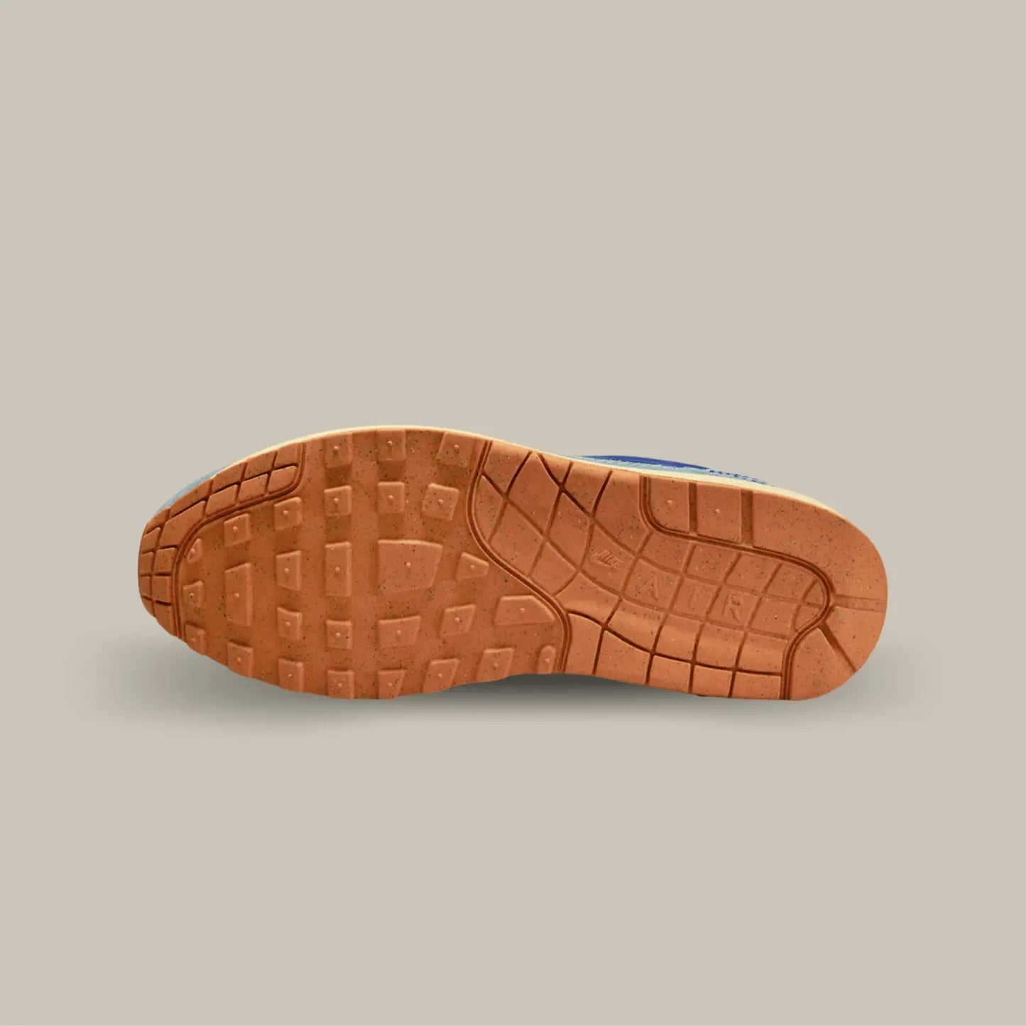 La semelle de la Nike Air Max 1 PRM Dirty Denim de couleur marron clair