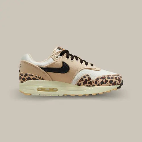 La Nike Air Max 1 '87 Sesame Leopard vue de côté avec sa base en mesh marron clair et son empiècements au niveau du mudguard en leopard.