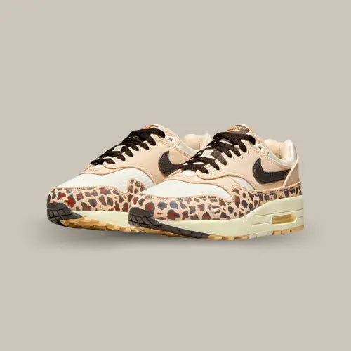 Affirmez votre style avec audace grâce à la Nike Air Max 1 '87 Sesame Leopard, une sneaker ultra-tendance qui revisite l'icône Nike de 1987 avec une touche féline irrésistible. Dotée d’un mélange élégant de beige sesame, de noir profond et d’un imprimé léopard saisissant sur le mudguard et le talon, cette Air Max 1 combine design rétro et esthétique contemporaine pour un look percutant. Sa tige en toile et mesh respirant assure un confort optimal, tandis que l'unité Air-Sole visible garantit un amorti.