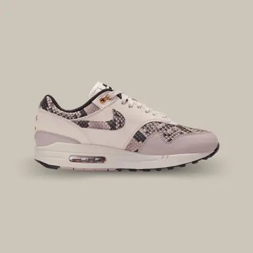 La Nike Air Max 1 Snakeskin Light Orewood Brown vue de côté avec sa base grise et ses empiècements en serpent.